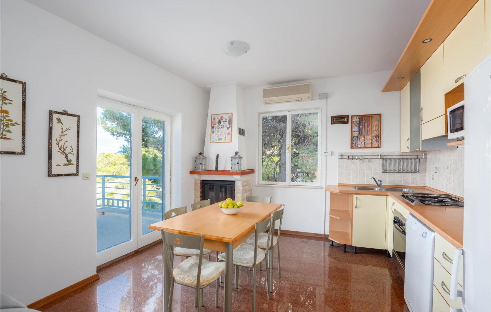 Cozy Home In Postira With Kitchen Buitenkant foto