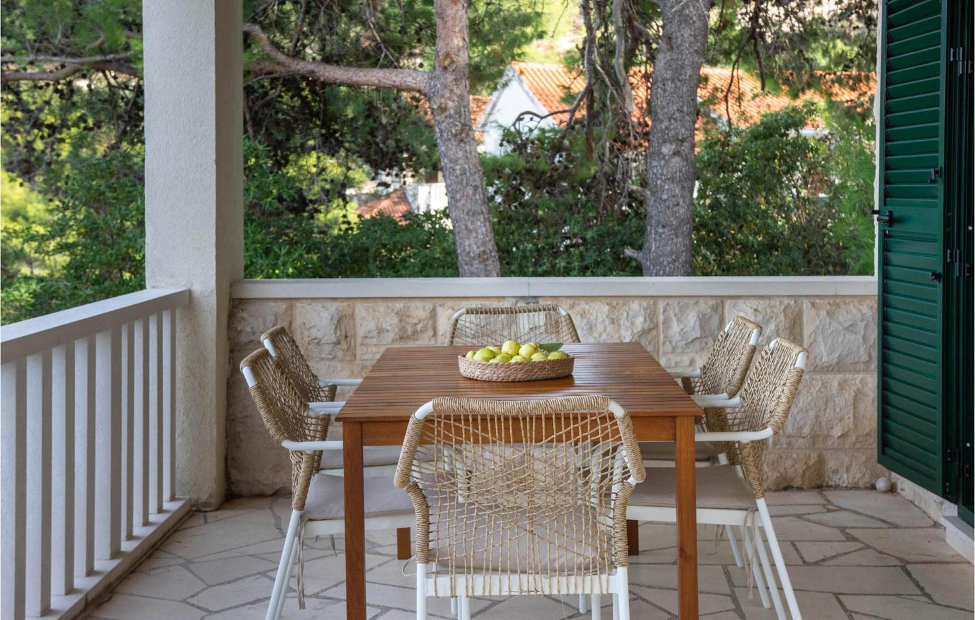 Cozy Home In Postira With Kitchen Buitenkant foto